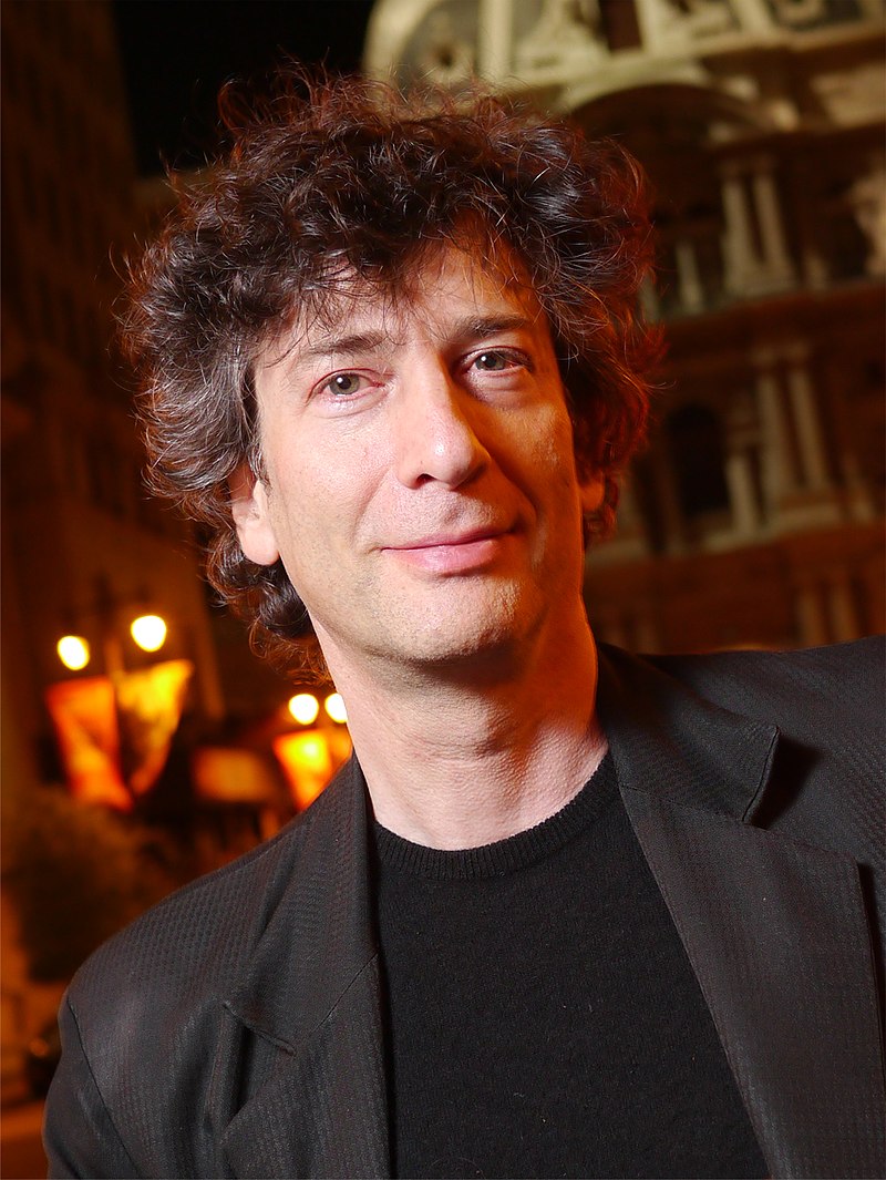 Neil Gaiman sort du silence : il contre-attaque et annonce un nouveau livre dans la foulée.